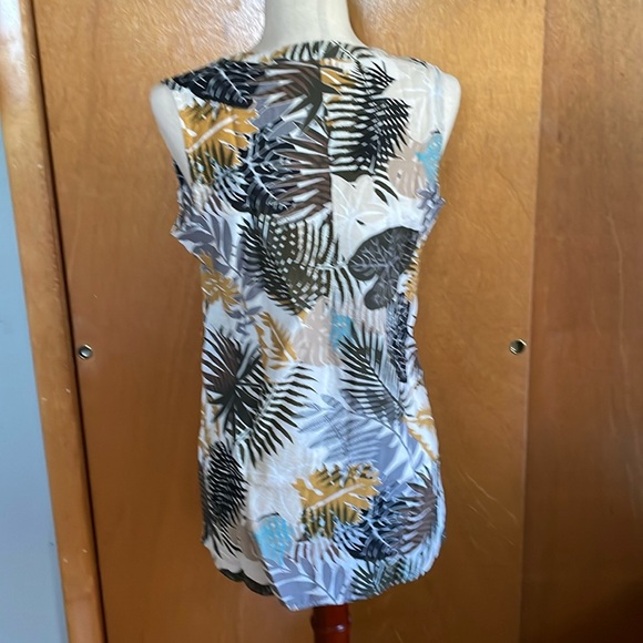 Van Heusen sleeveless tropical (leaves print) blouse, size M. Front buttons down - Picture 15 of 16